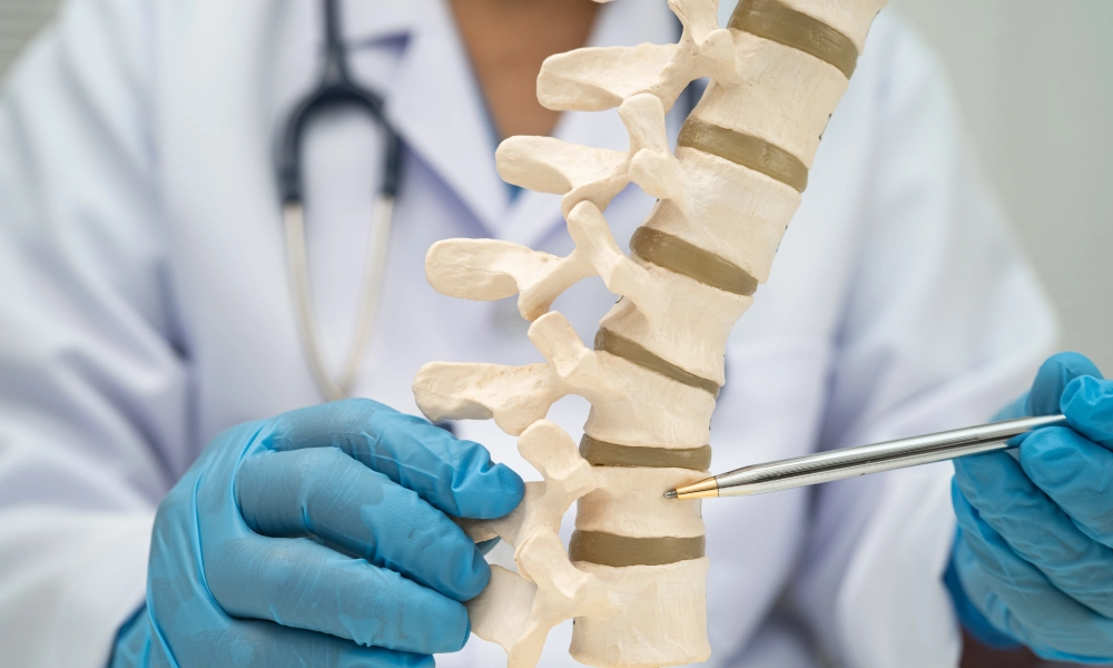 Consultație medicală pentru prevenirea osteoporozei și evaluarea densității osoase la nivelul coloanei vertebrale